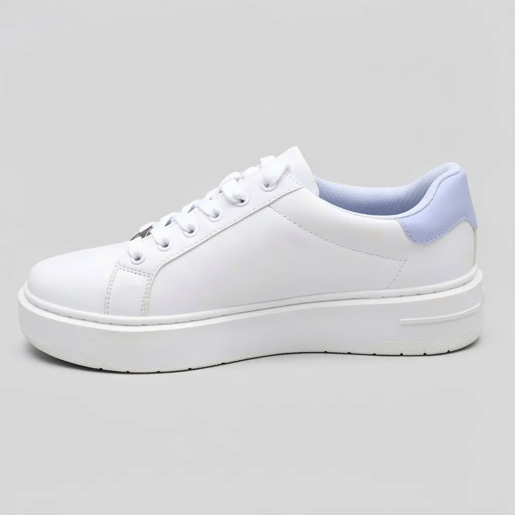 Calvin Klein Tenis Plataforma Blanco Detalles Celeste Cuello Externo Suela Blanca | Photo Studio AI | 2