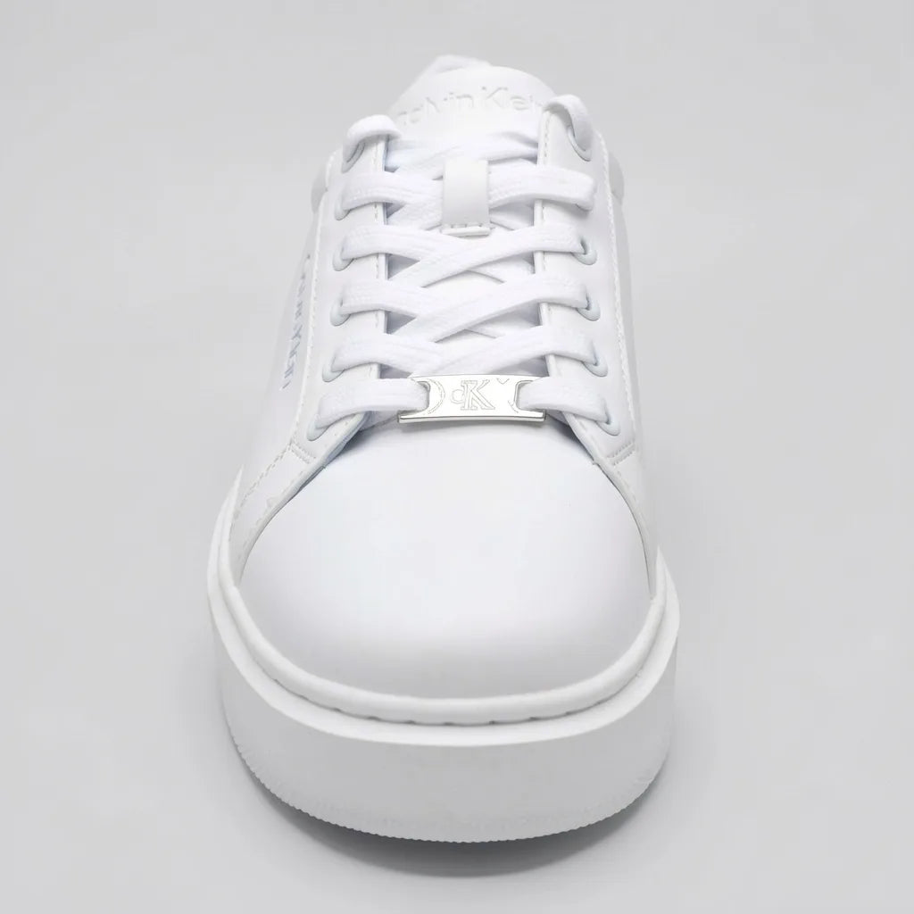 Calvin Klein Tenis Plataforma Blanco Detalles Celeste Cuello Externo Suela Blanca | Photo Studio AI | 3