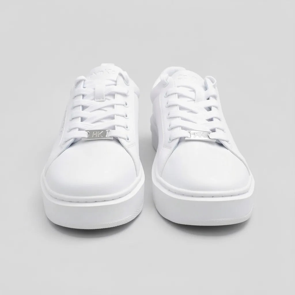 Calvin Klein Tenis Plataforma Blanco Detalles Celeste Cuello Externo Suela Blanca | Photo Studio AI | 5