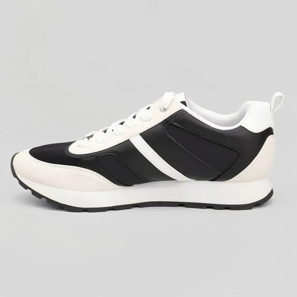 Calvin Klein Tenis Deportivo/ Casual Negro Detalles Blanco Hueso Punta, lateral y talón Suela Blanca/ negro | Photo Studio AI | 2
