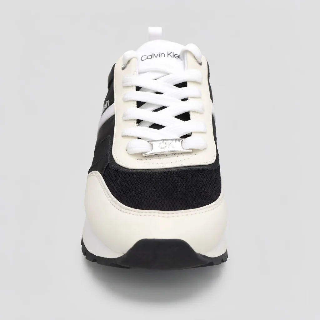 Calvin Klein Tenis Deportivo/ Casual Negro Detalles Blanco Hueso Punta, lateral y talón Suela Blanca/ negro | Photo Studio AI | 3