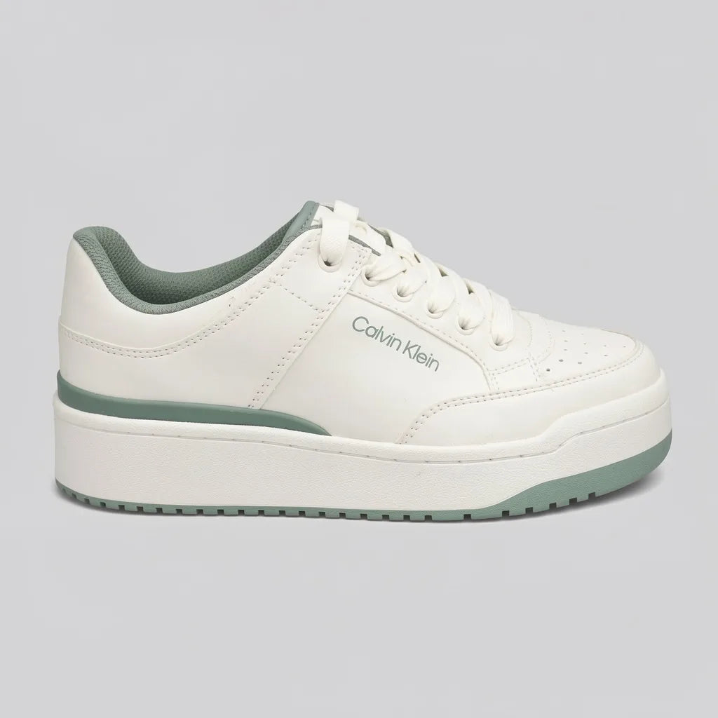 Calvin Klein Tenis Plataforma Blanco hueso Detalles Verde Oscuro Lateral y Talón Suela Blanco Hueso/ Verde | Photo Studio AI | 1