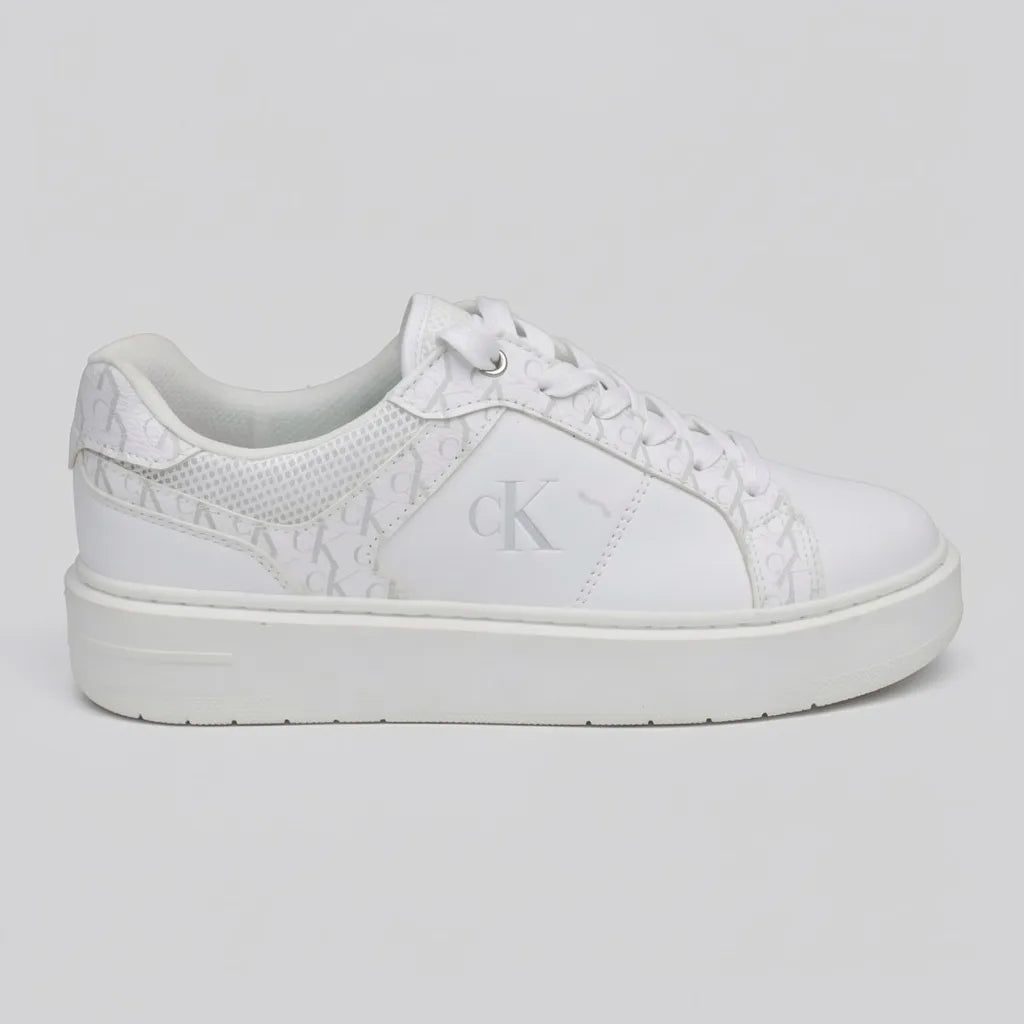 Calvin Klein Tenis Plataforma Blanco Estampado Gris Todo Suela Blanca | Photo Studio AI | 1
