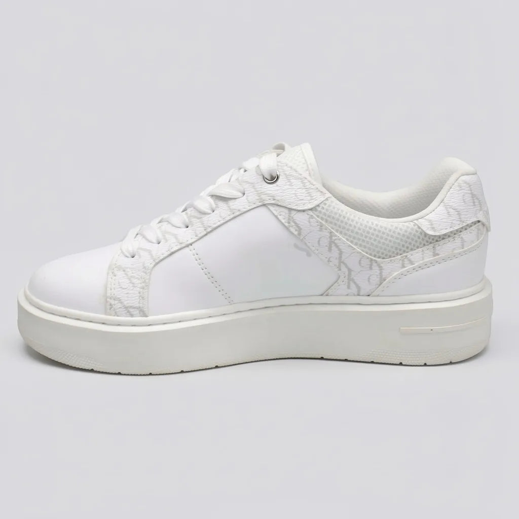 Calvin Klein Tenis Plataforma Blanco Estampado Gris Todo Suela Blanca | Photo Studio AI | 2