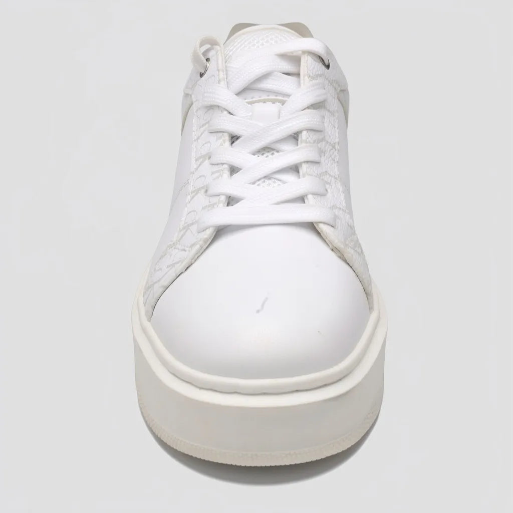 Calvin Klein Tenis Plataforma Blanco Estampado Gris Todo Suela Blanca | Photo Studio AI | 3