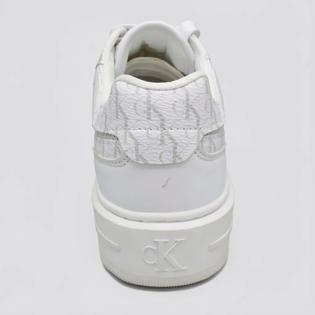 Calvin Klein Tenis Plataforma Blanco Estampado Gris Todo Suela Blanca | Photo Studio AI | 4