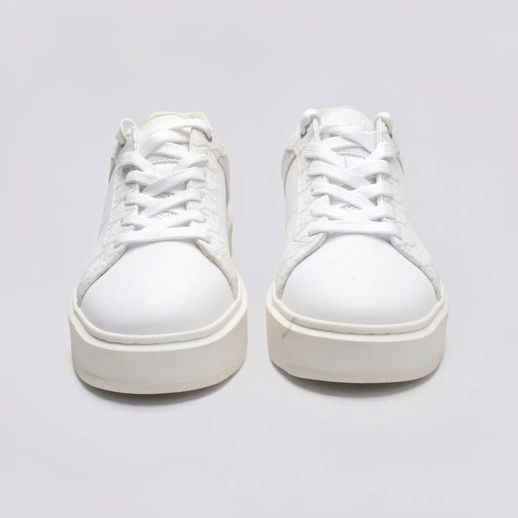 Calvin Klein Tenis Plataforma Blanco Estampado Gris Todo Suela Blanca | Photo Studio AI | 5