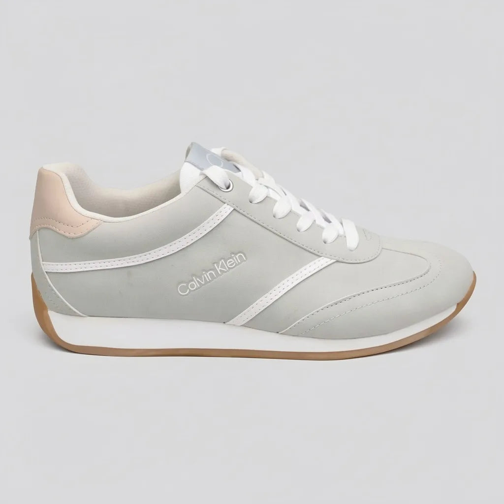 Calvin Klein Tenis Deportivo/ Casual Gris Detalles Beige Lateral y Talón Suela Blanca/ café | Photo Studio AI | 1