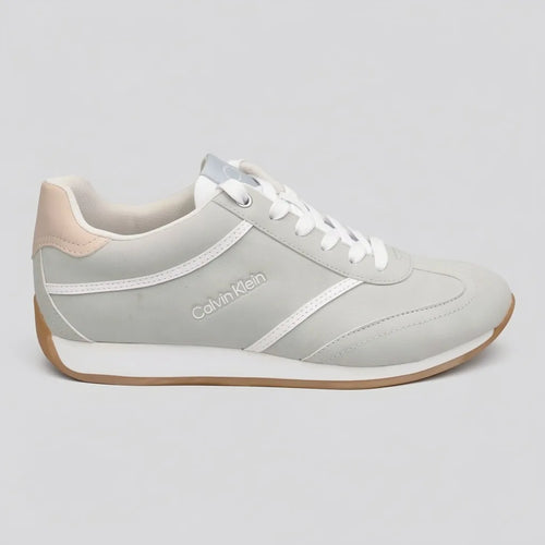 Calvin Klein Tenis Deportivo/ Casual Gris Detalles Beige Lateral y Talón Suela Blanca/ café | Photo Studio AI | 1