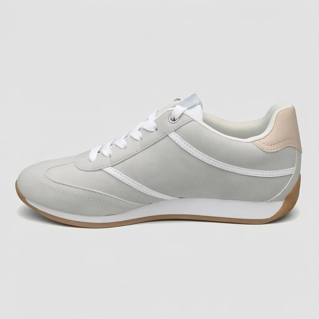 Calvin Klein Tenis Deportivo/ Casual Gris Detalles Beige Lateral y Talón Suela Blanca/ café | Photo Studio AI | 2