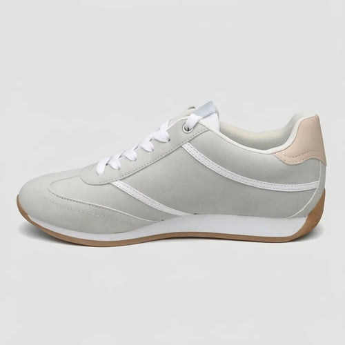Calvin Klein Tenis Deportivo/ Casual Gris Detalles Beige Lateral y Talón Suela Blanca/ café | Photo Studio AI | 2
