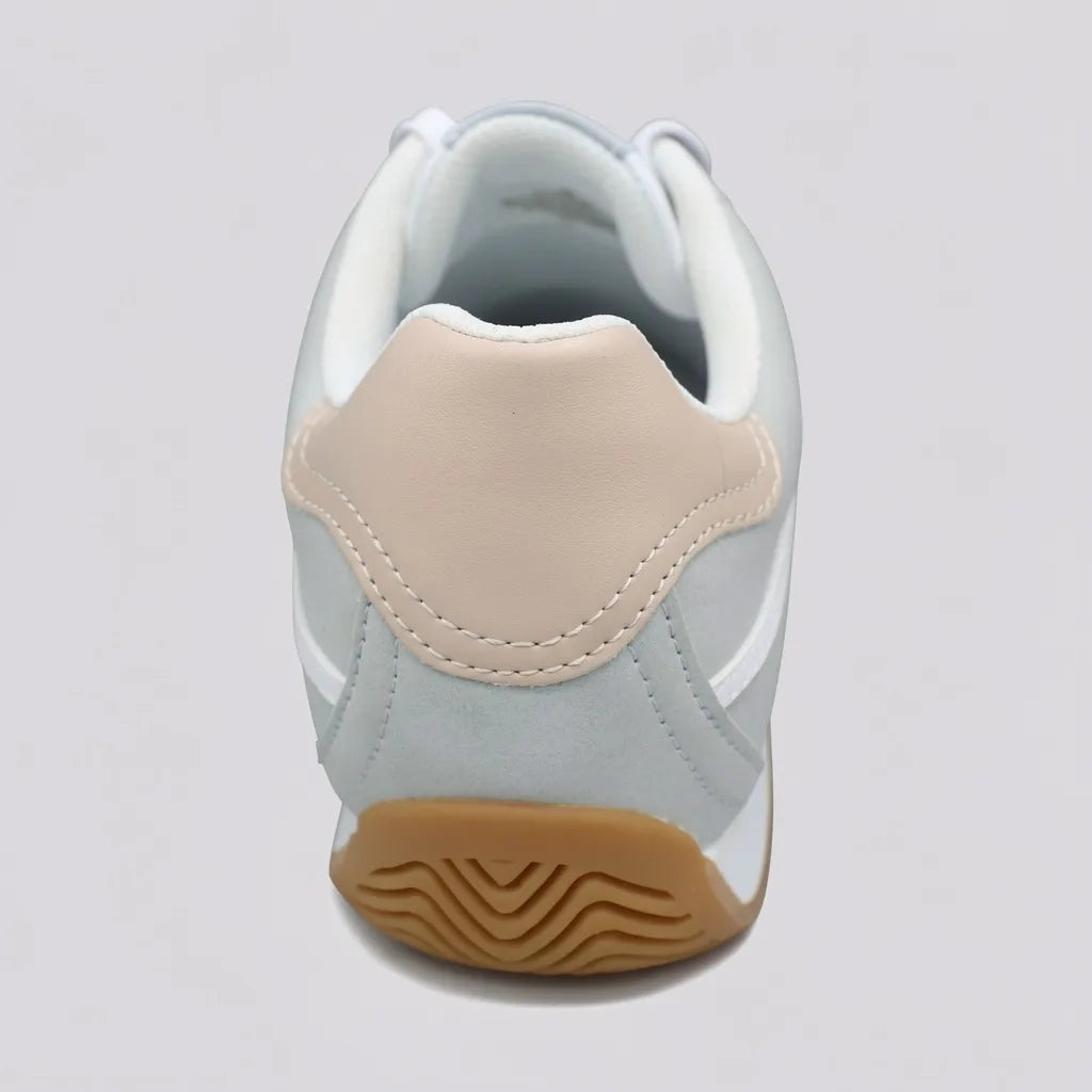 Calvin Klein Tenis Deportivo/ Casual Gris Detalles Beige Lateral y Talón Suela Blanca/ café | Photo Studio AI | 3