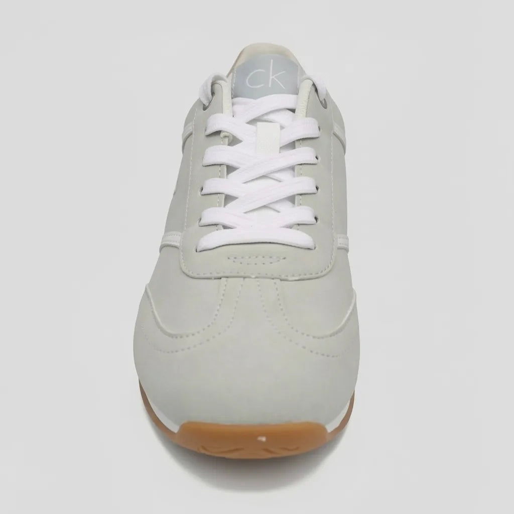 Calvin Klein Tenis Deportivo/ Casual Gris Detalles Beige Lateral y Talón Suela Blanca/ café | Photo Studio AI | 4