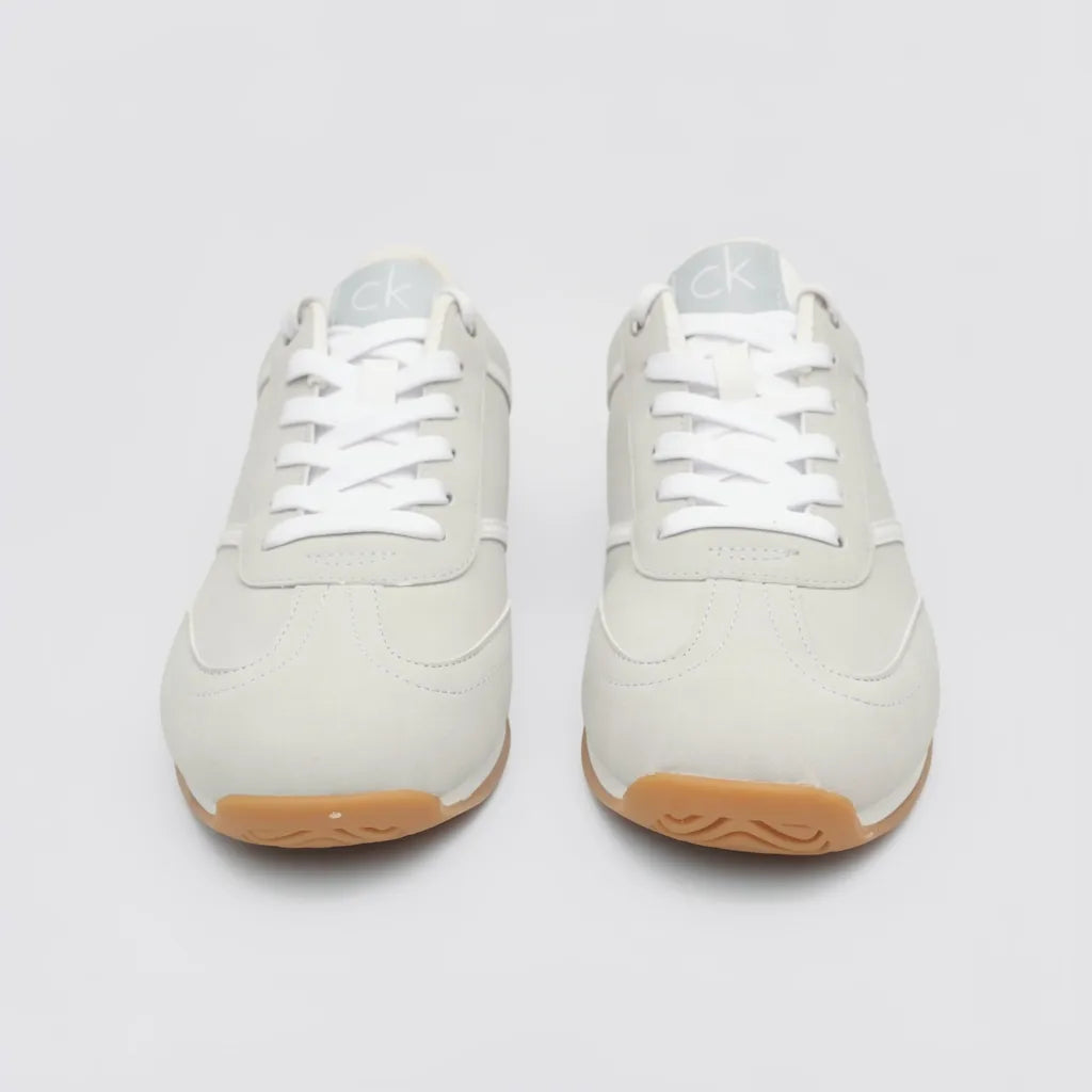 Calvin Klein Tenis Deportivo/ Casual Gris Detalles Beige Lateral y Talón Suela Blanca/ café | Photo Studio AI | 5