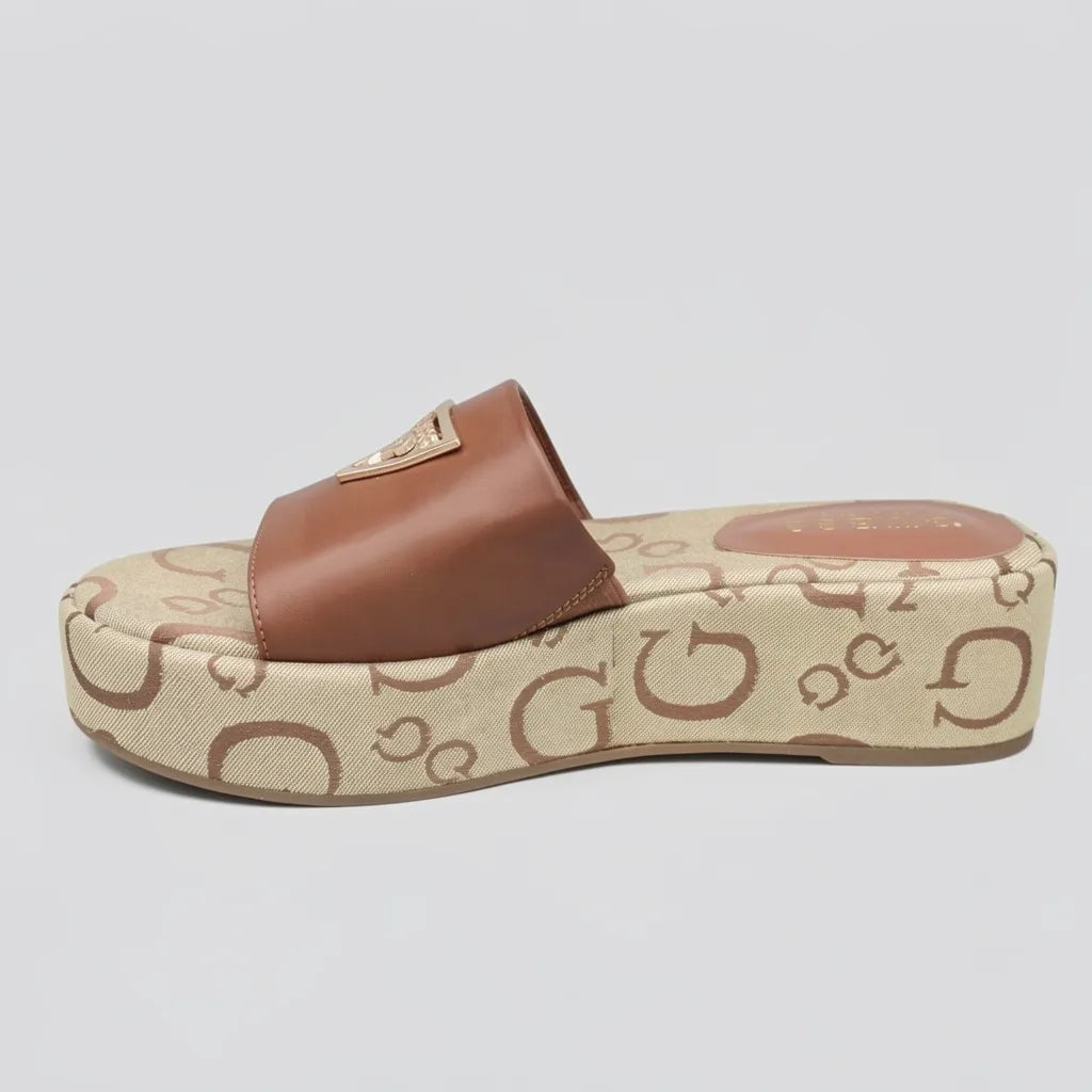 Guess Sandalia Slip On Café Bordado G Café Oscuro Plataforma Suela Café | Photo Studio AI | 1