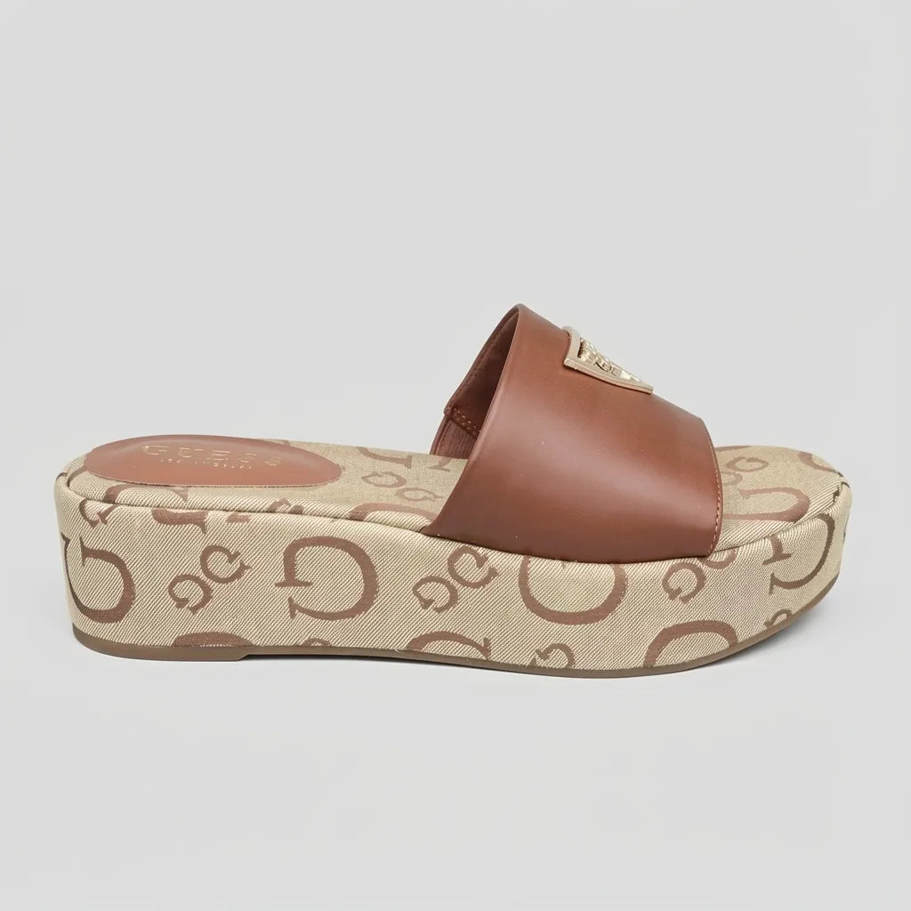 Guess Sandalia Slip On Café Bordado G Café Oscuro Plataforma Suela Café | Photo Studio AI | 2