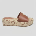 Guess Sandalia Slip On Café Bordado G Café Oscuro Plataforma Suela Café | Photo Studio AI | 2