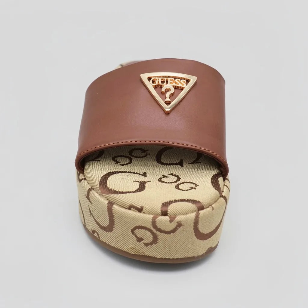 Guess Sandalia Slip On Café Bordado G Café Oscuro Plataforma Suela Café | Photo Studio AI | 3