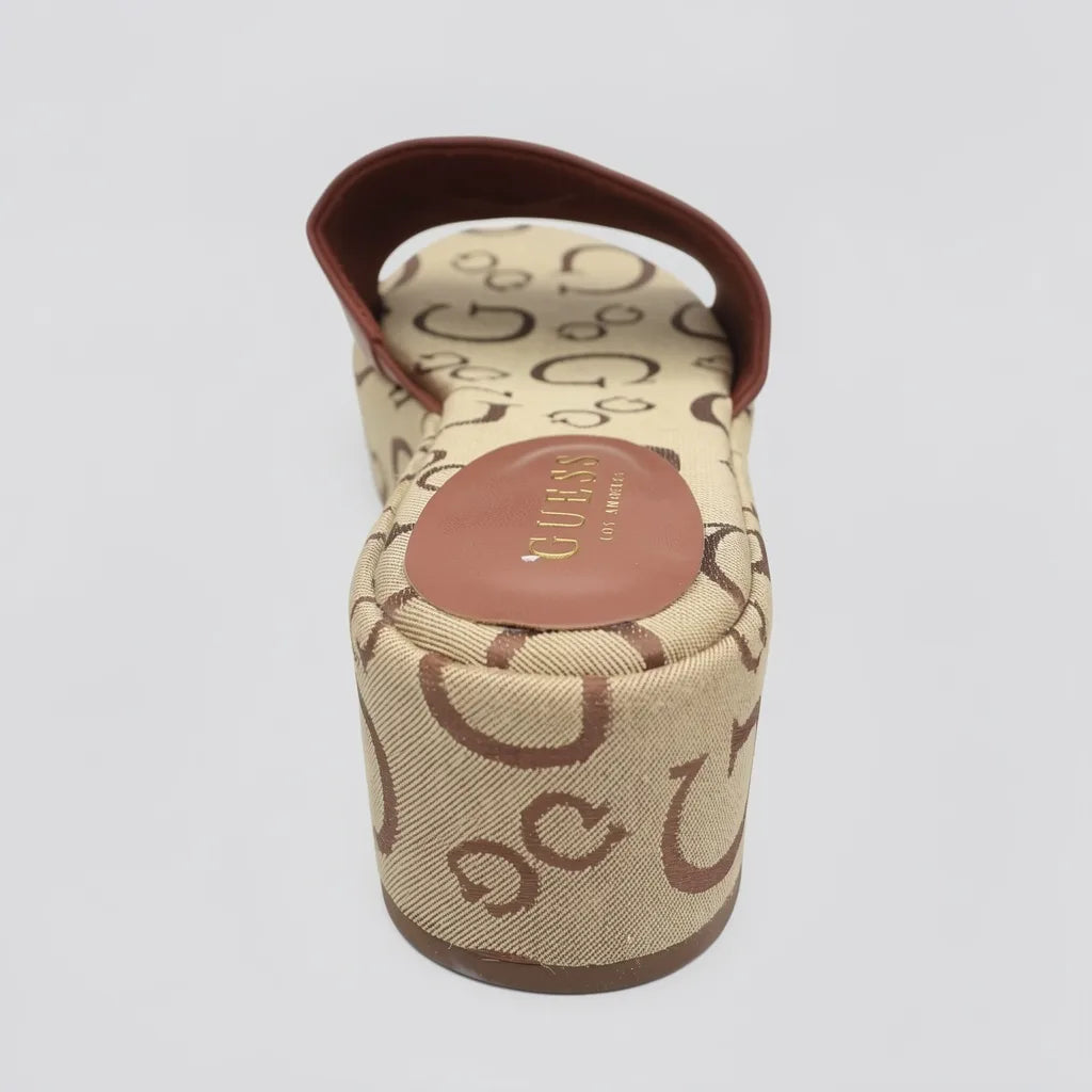 Guess Sandalia Slip On Café Bordado G Café Oscuro Plataforma Suela Café | Photo Studio AI | 4