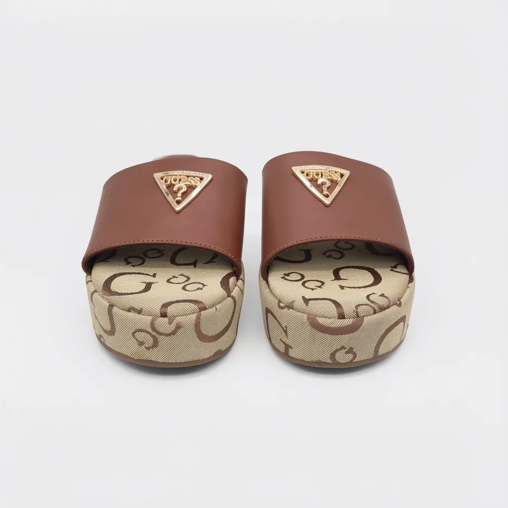 Guess Sandalia Slip On Café Bordado G Café Oscuro Plataforma Suela Café | Photo Studio AI | 5