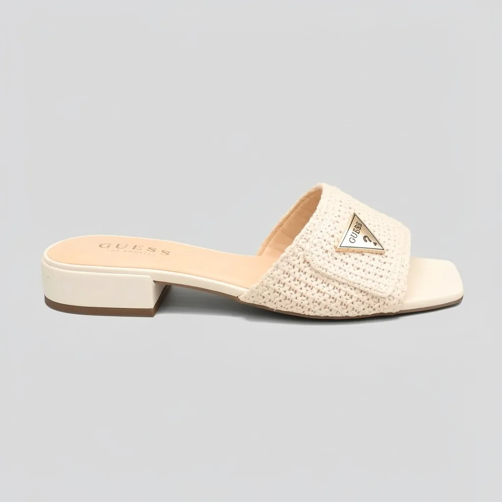 Guess Sandalia Slip On Blanco hueso Triángulo Guess Dorado Lateral Suela Blanco Hueso/ Café | Photo Studio AI | 1