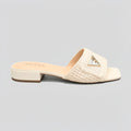 Guess Sandalia Slip On Blanco hueso Triángulo Guess Dorado Lateral Suela Blanco Hueso/ Café | Photo Studio AI | 1