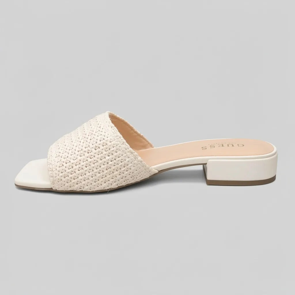 Guess Sandalia Slip On Blanco hueso Triángulo Guess Dorado Lateral Suela Blanco Hueso/ Café | Photo Studio AI | 2