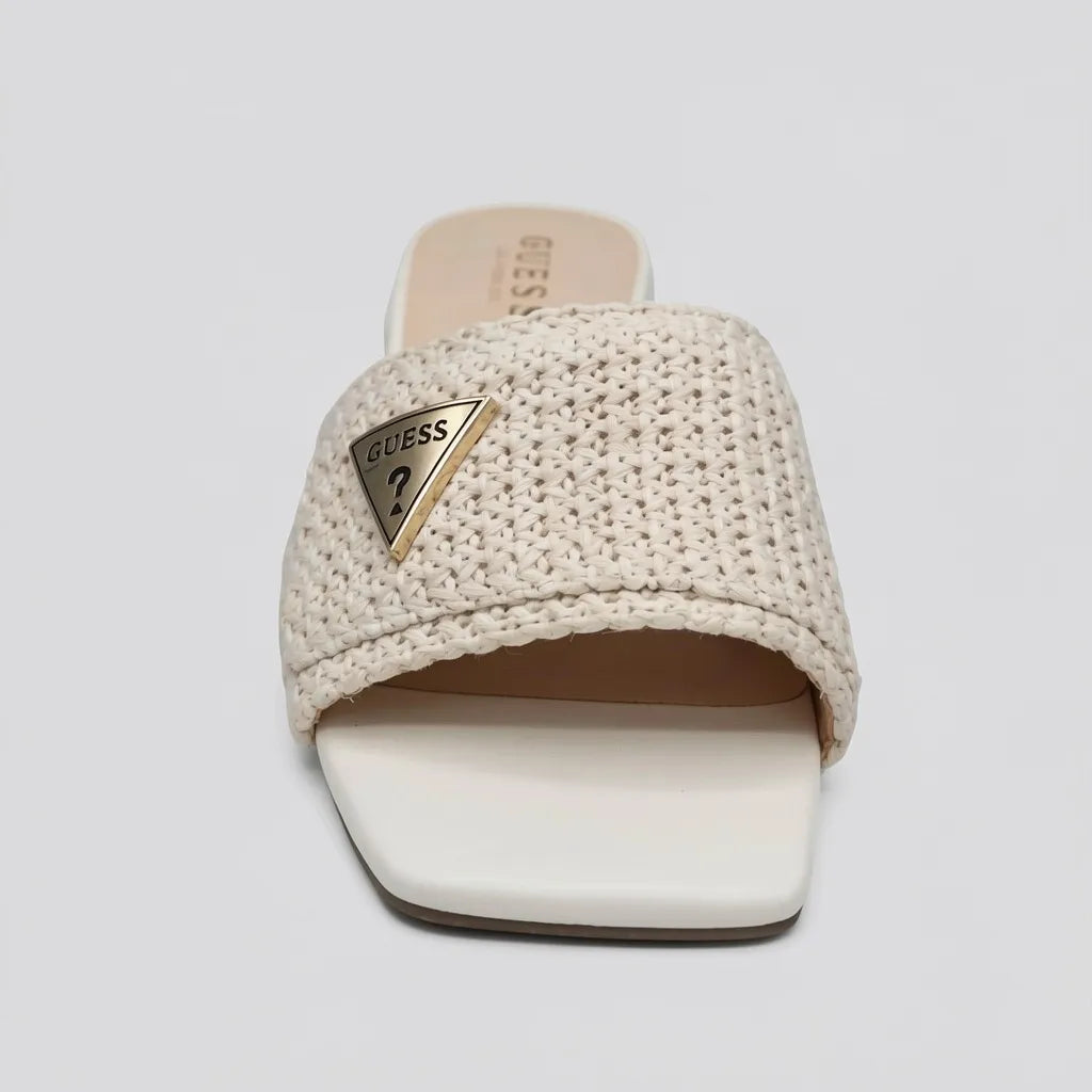 Guess Sandalia Slip On Blanco hueso Triángulo Guess Dorado Lateral Suela Blanco Hueso/ Café | Photo Studio AI | 3