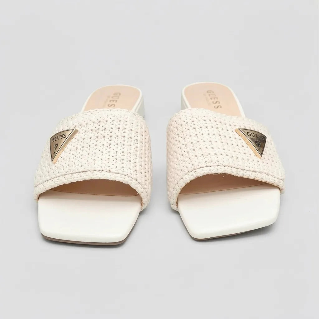 Guess Sandalia Slip On Blanco hueso Triángulo Guess Dorado Lateral Suela Blanco Hueso/ Café | Photo Studio AI | 5
