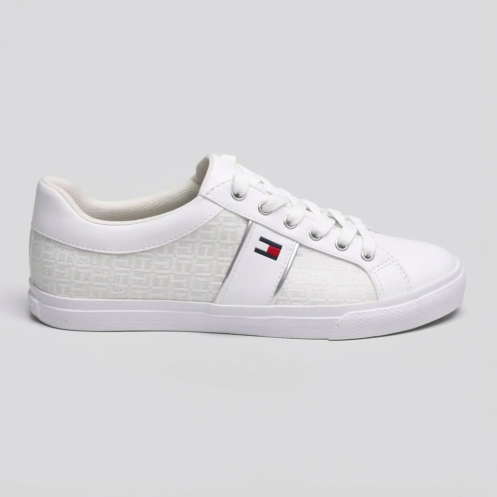 Tommy Tenis Moderno Blanco  Rojo/ Azul/ Blanco Lateral y Talón Suela Blanca | Photo Studio AI | 1