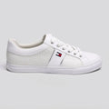 Tommy Tenis Moderno Blanco  Rojo/ Azul/ Blanco Lateral y Talón Suela Blanca | Photo Studio AI | 1