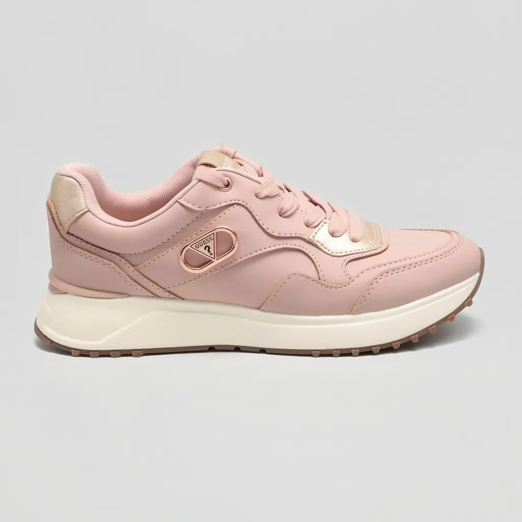 Guess Tenis Moderno Palo Rosa Detalles Rose Gold Lengüeta y Talón Suela Blanco Hueso/ Café | Photo Studio AI | 1