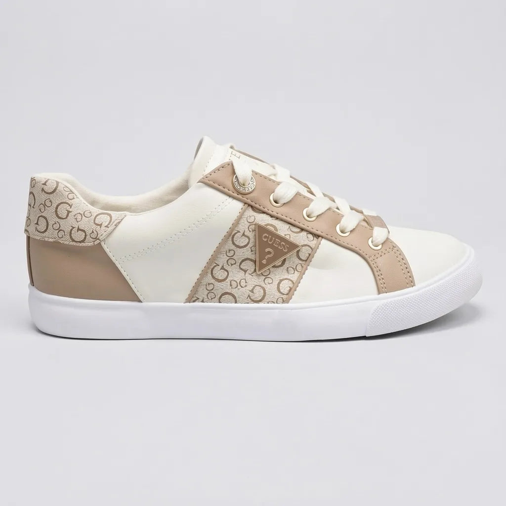Guess Tenis Moderno Blanco hueso Estampado G Café Claro Lateral y Talón Suela Blanca | Photo Studio AI | 1