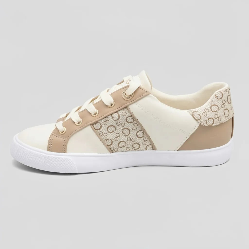 Guess Tenis Moderno Blanco hueso Estampado G Café Claro Lateral y Talón Suela Blanca | Photo Studio AI | 2