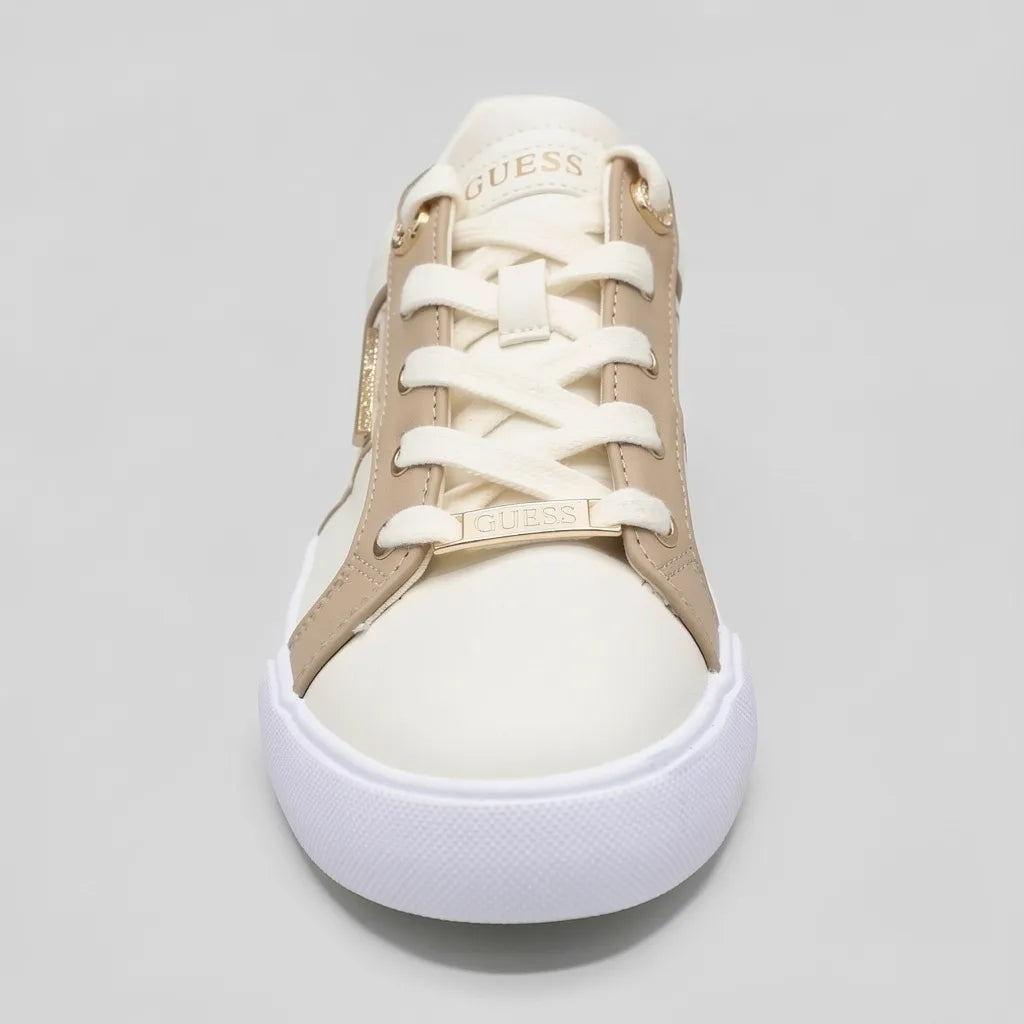 Guess Tenis Moderno Blanco hueso Estampado G Café Claro Lateral y Talón Suela Blanca | Photo Studio AI | 3