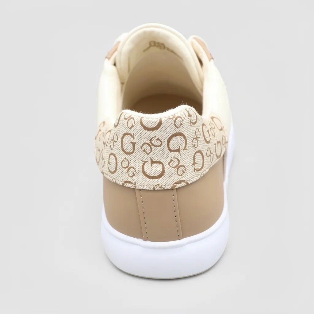 Guess Tenis Moderno Blanco hueso Estampado G Café Claro Lateral y Talón Suela Blanca | Photo Studio AI | 4