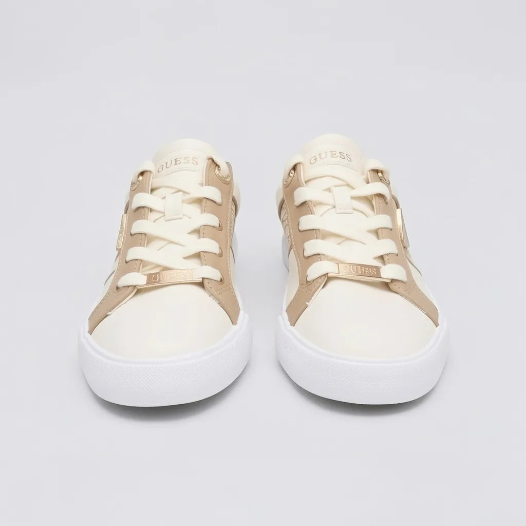 Guess Tenis Moderno Blanco hueso Estampado G Café Claro Lateral y Talón Suela Blanca | Photo Studio AI | 5