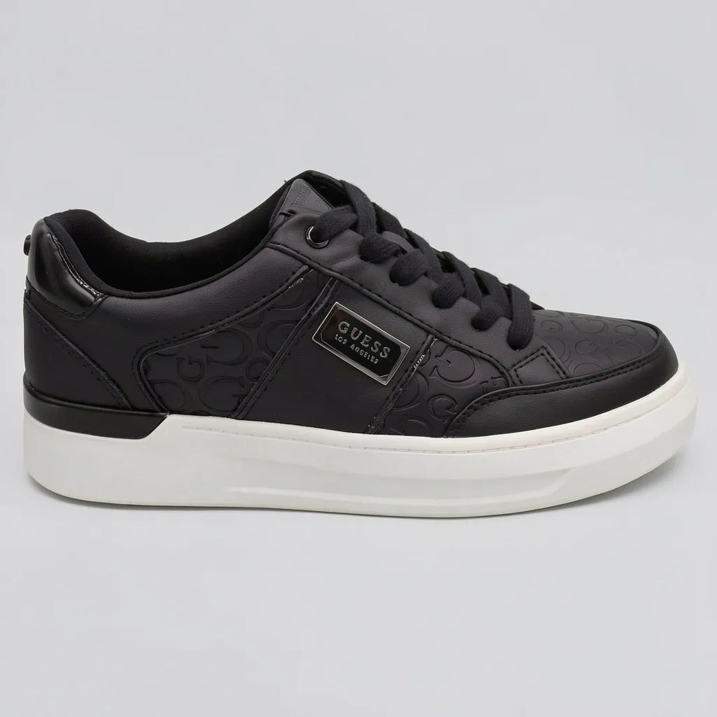 Guess Tenis Moderno Negro Textura Guess Blanco Lateral y punta Suela Blanca | Photo Studio AI | 1