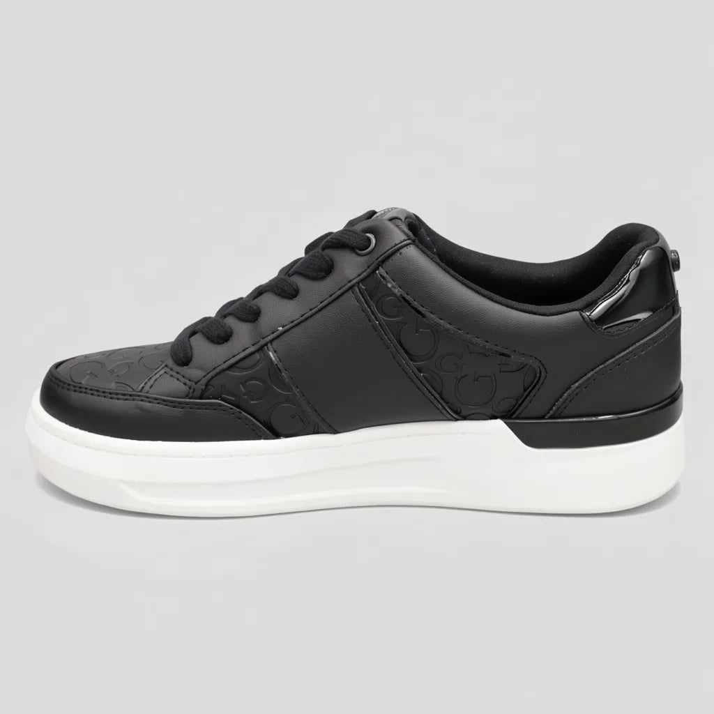 Guess Tenis Moderno Negro Textura Guess Blanco Lateral y punta Suela Blanca | Photo Studio AI | 2