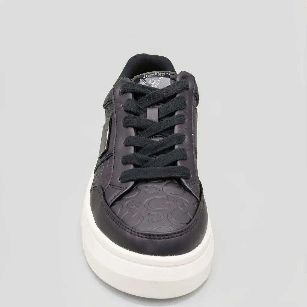 Guess Tenis Moderno Negro Textura Guess Blanco Lateral y punta Suela Blanca | Photo Studio AI | 3