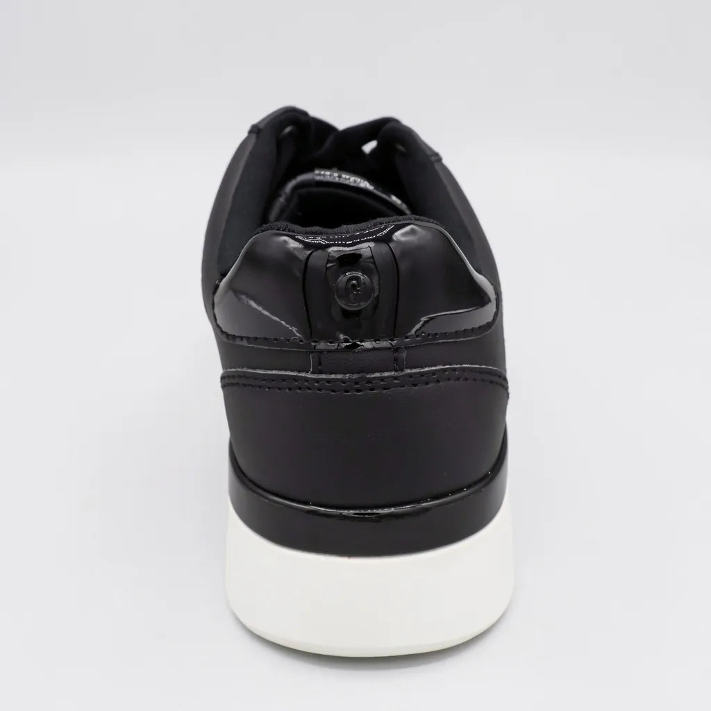 Guess Tenis Moderno Negro Textura Guess Blanco Lateral y punta Suela Blanca | Photo Studio AI | 4