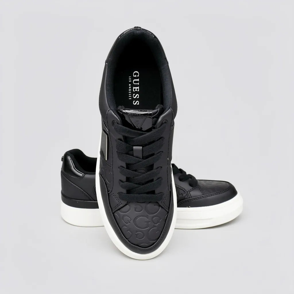 Guess Tenis Moderno Negro Textura Guess Blanco Lateral y punta Suela Blanca | Photo Studio AI | 5