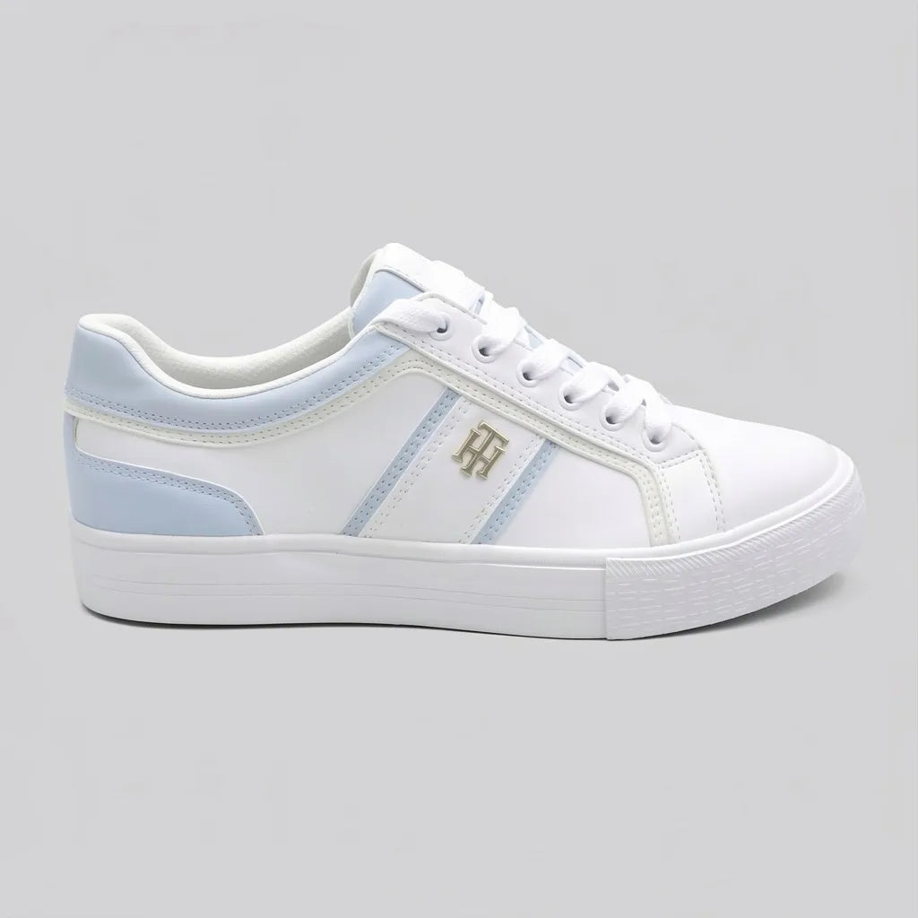 Tommy Tenis Plataforma Blanco Placa Dorado Lateral Suela Blanca | Photo Studio AI | 1