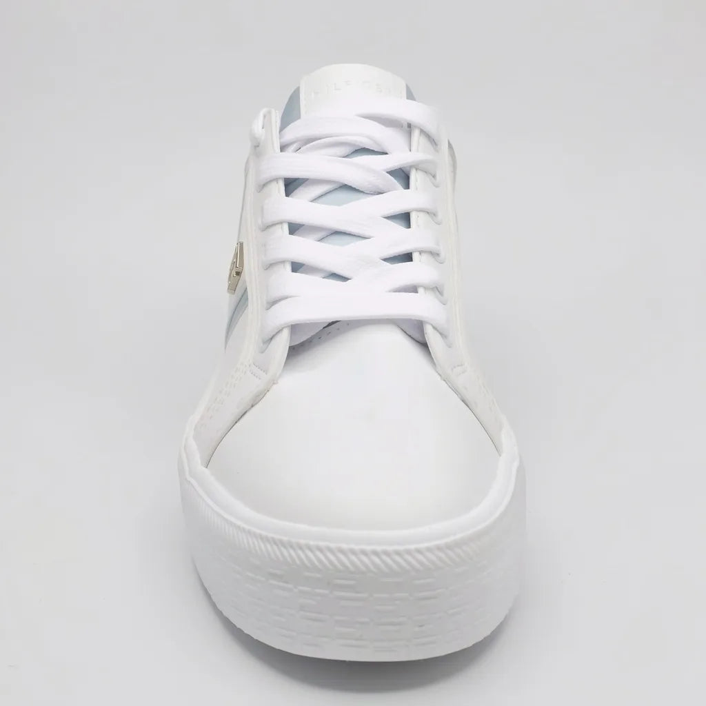 Tommy Tenis Plataforma Blanco Placa Dorado Lateral Suela Blanca | Photo Studio AI | 2