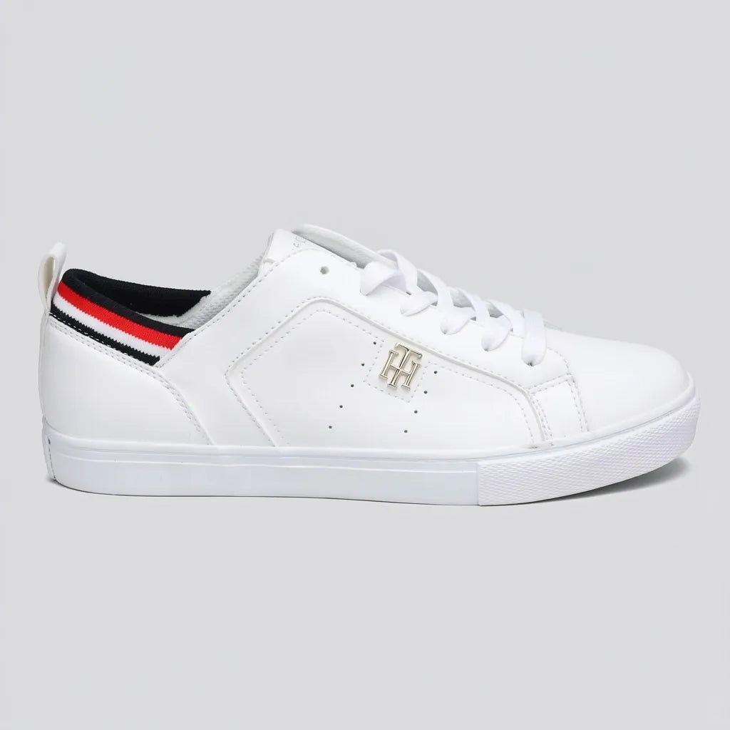 Tommy Tenis Minimal Blanco Placa Rojo/ Azul/ Blanco Lateral Suela Blanca | Photo Studio AI | 1