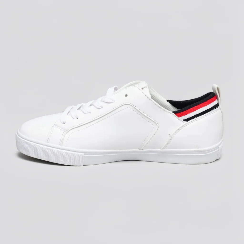 Tommy Tenis Minimal Blanco Placa Rojo/ Azul/ Blanco Lateral Suela Blanca | Photo Studio AI | 2