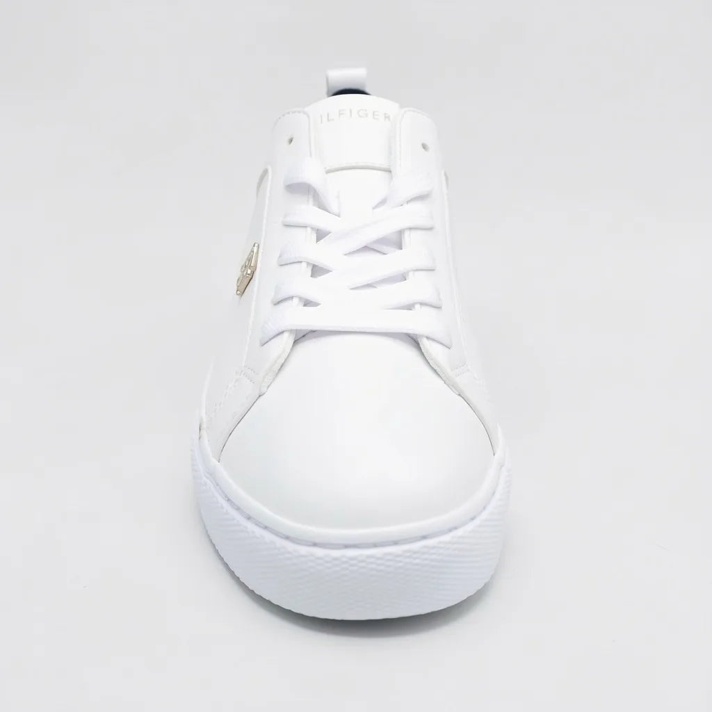 Tommy Tenis Minimal Blanco Placa Rojo/ Azul/ Blanco Lateral Suela Blanca | Photo Studio AI | 3