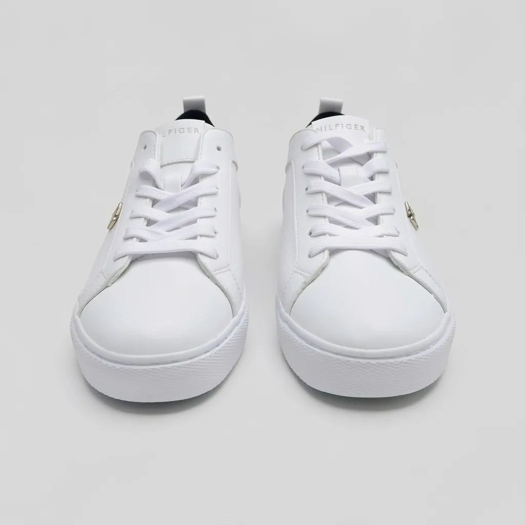 Tommy Tenis Minimal Blanco Placa Rojo/ Azul/ Blanco Lateral Suela Blanca | Photo Studio AI | 5