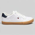 Tommy Tenis Moderno Blanco Banderita Tommy Azul Lateral Suela Café | Photo Studio AI | 1