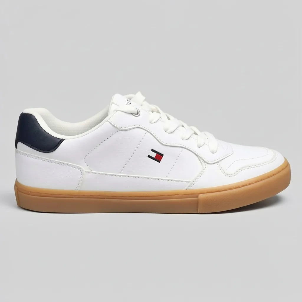 Tommy Tenis Moderno Blanco Banderita Tommy Azul Lateral Suela Café | Photo Studio AI | 1